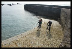 Zwei Fahrradfahrer und das Meer