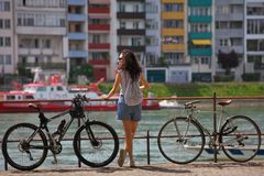 Zwei Fahrräder und Schönheit mittendrin ... 