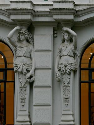 Zwei Fassaden-Figuren