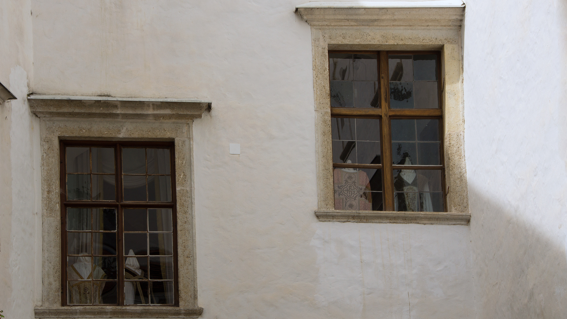 zwei Fenster im Schlosshof