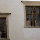 zwei Fenster im Schlosshof