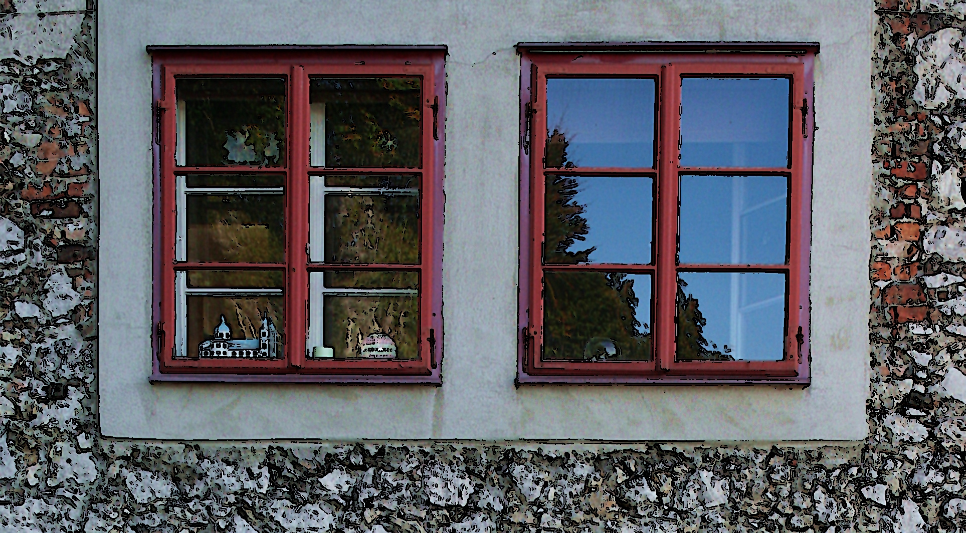 Zwei Fenster in einem sehr alten Haus