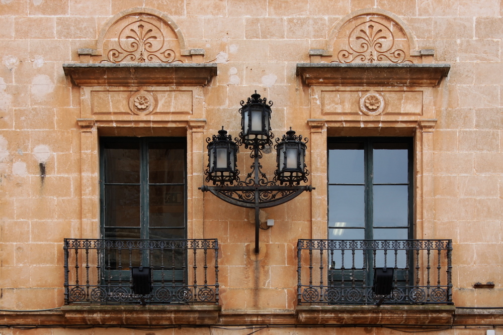 Zwei Fenster mit Balkon