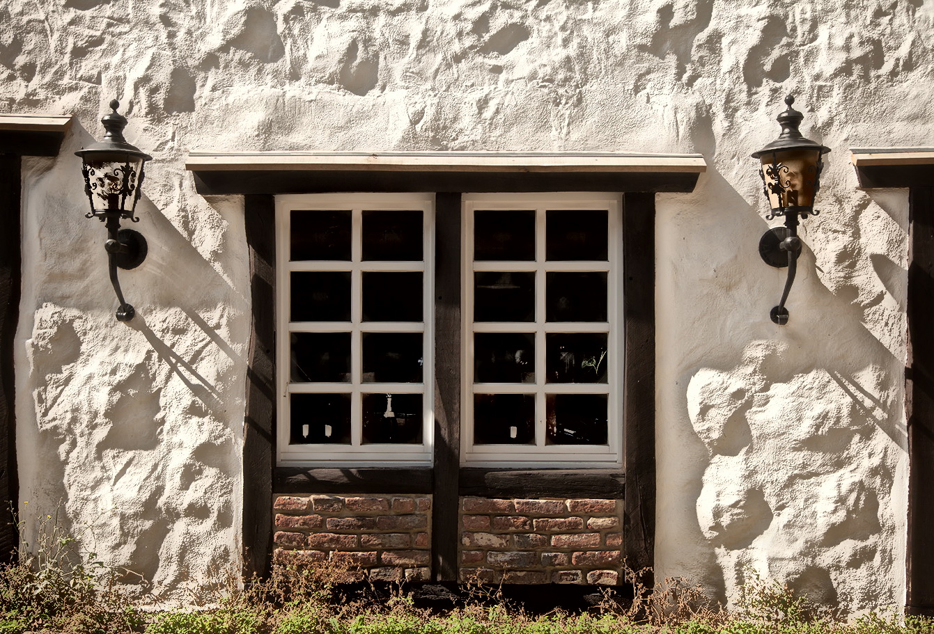 zwei Fenster und zwei Lampen