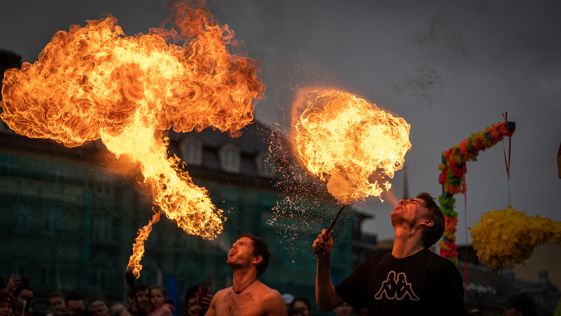 Zwei Feuerspucker