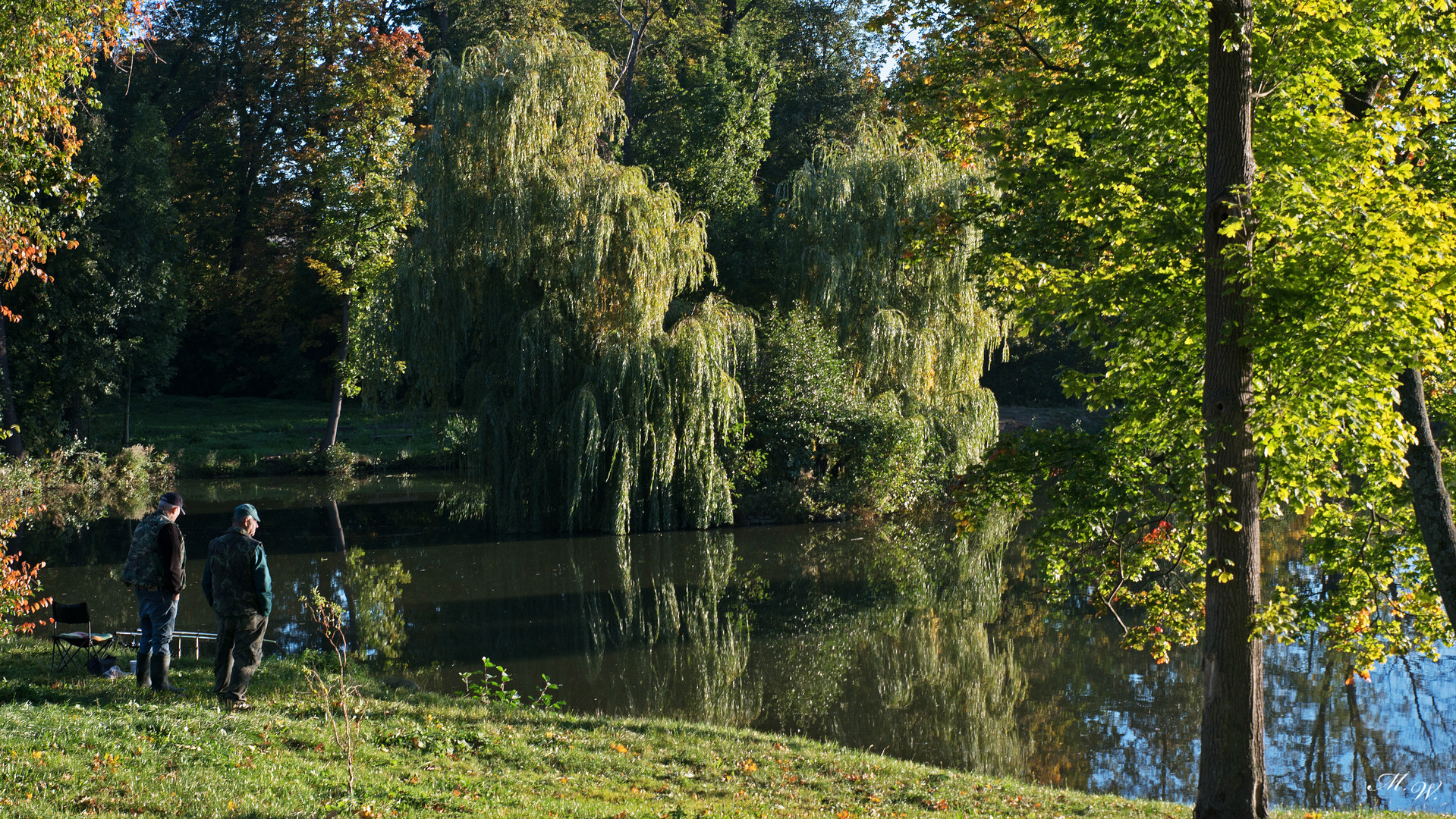 zwei Fischer am Teich