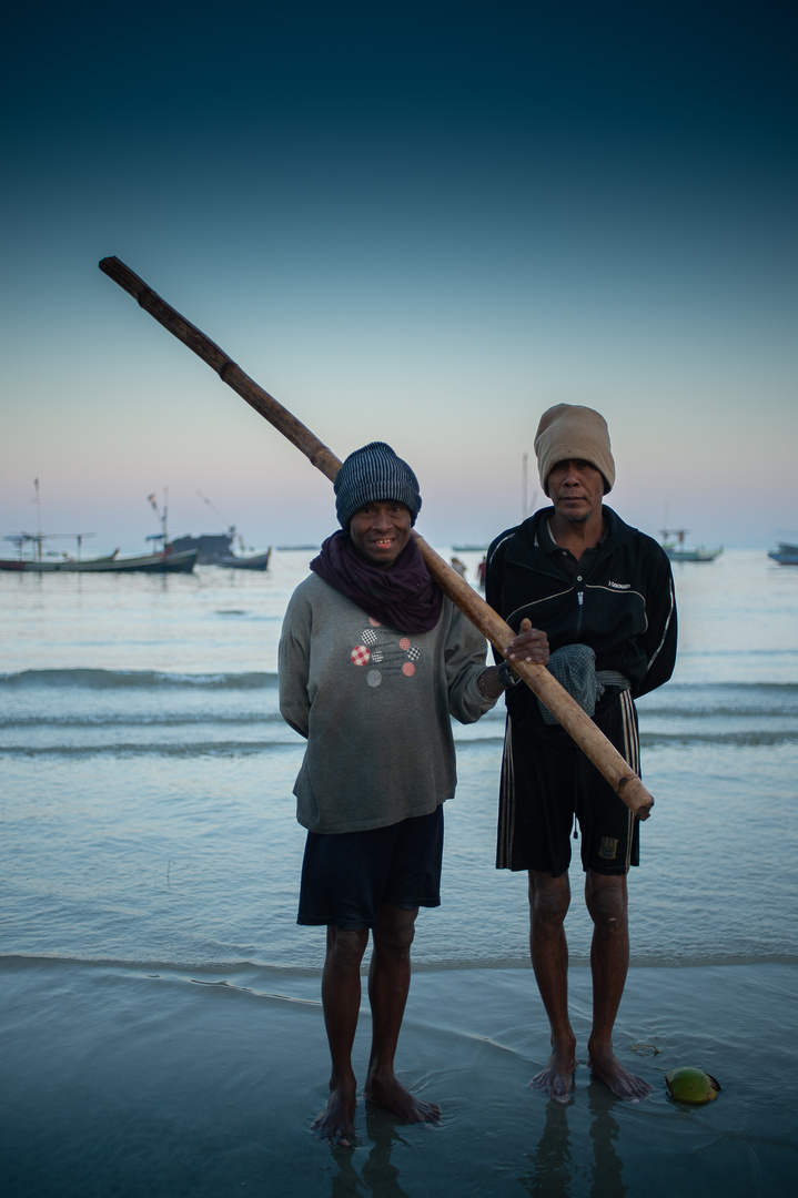 Zwei Fischer morgens nach der Arbeit am Ngapali Strand