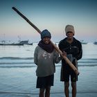 Zwei Fischer morgens nach der Arbeit am Ngapali Strand