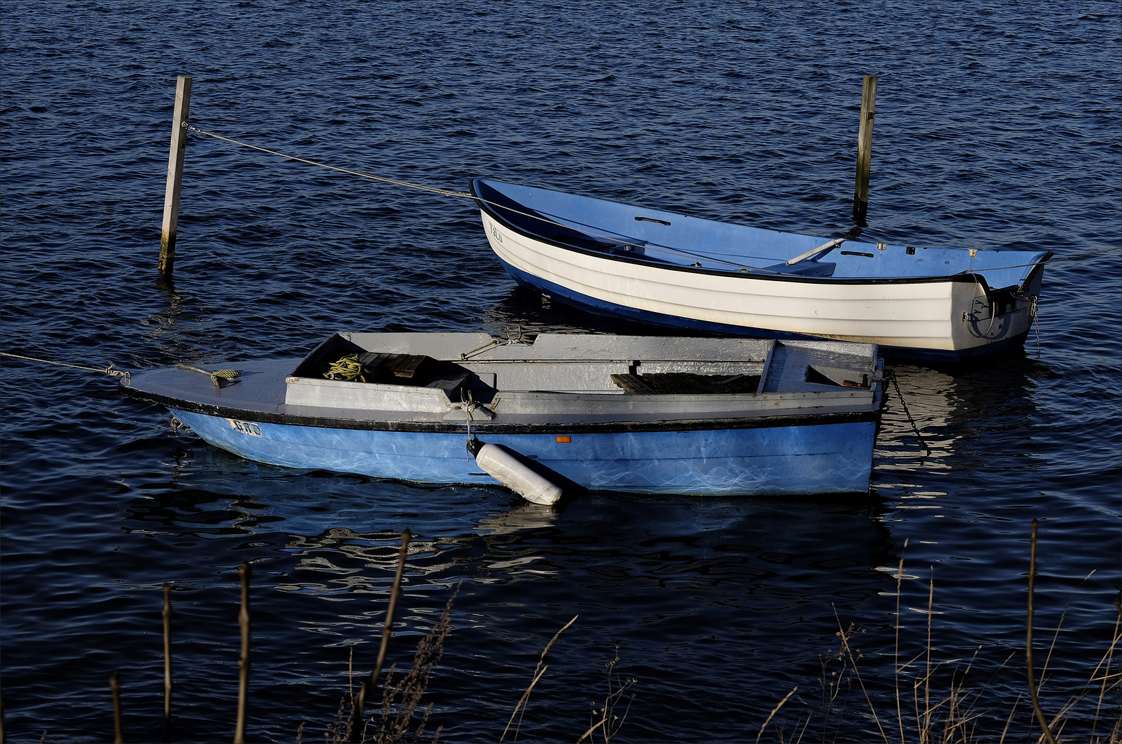 zwei Fischerboote in der Dezember-Sonne