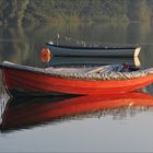 Zwei Fischerboote spiegeln sich im Schöhsee