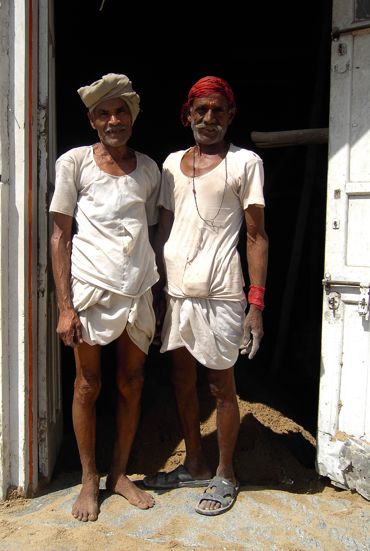 zwei fleißige Bauarbeiter in Jaipur, Indien
