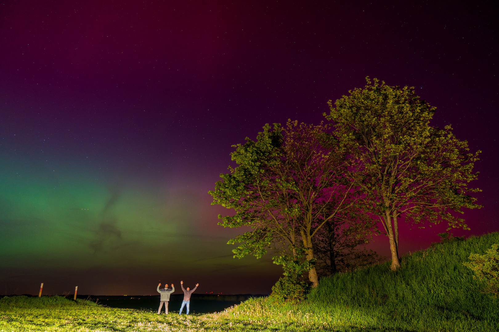 Zwei Fotofreunde unter dem Polarlichthimmel