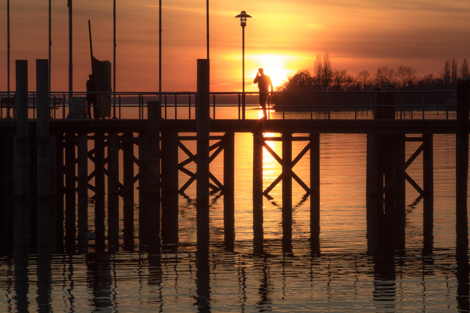 zwei fotografieren den Sonnenuntergang...