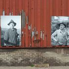 Zwei Fotos auf Blechfassade