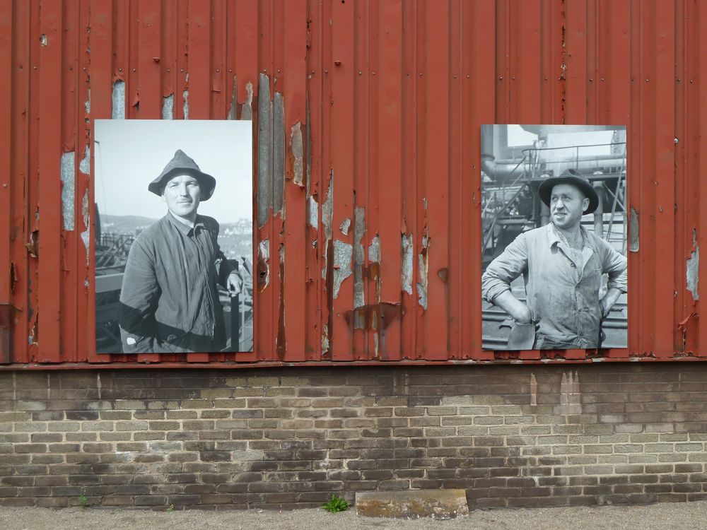 Zwei Fotos auf Blechfassade