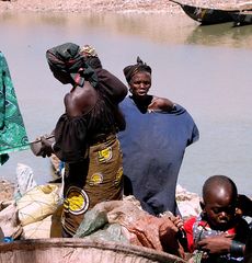 zwei Frauen am Fluss