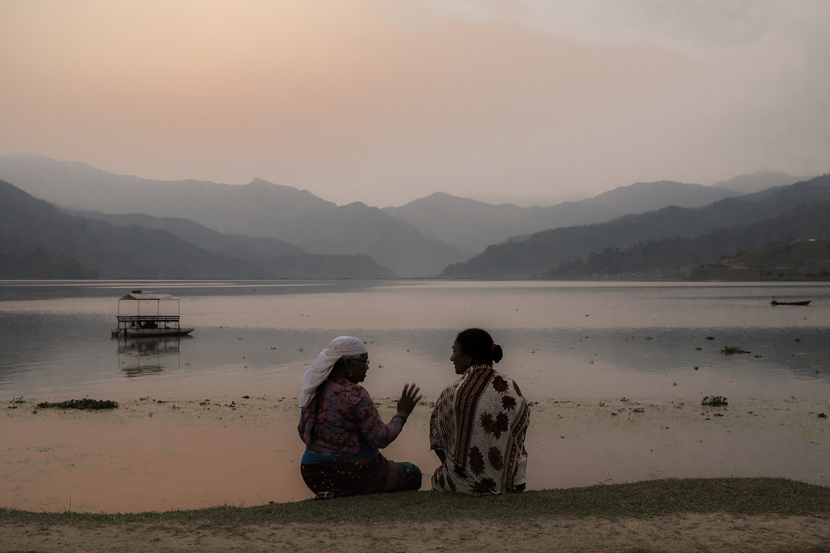 Zwei Frauen am Phewa See, Nepal