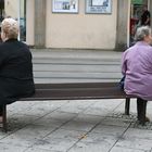 zwei frauen auf bank