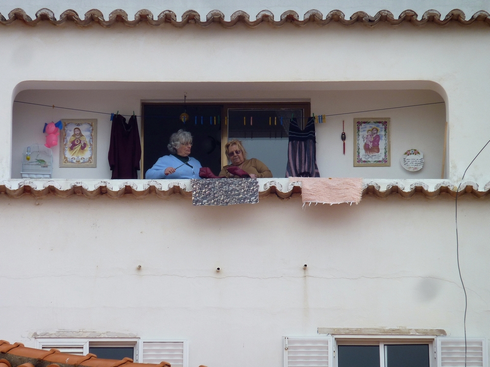 zwei Frauen auf dem Balkon - zoom - zoom