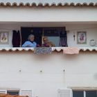zwei Frauen auf dem Balkon - zoom - zoom