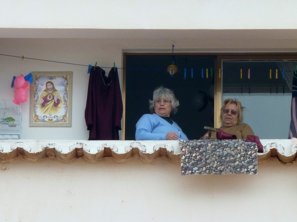 zwei Frauen auf dem Balkon - zoom - zoom - zoom