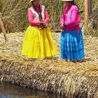 Zwei Frauen auf einer insel im Titicana-see