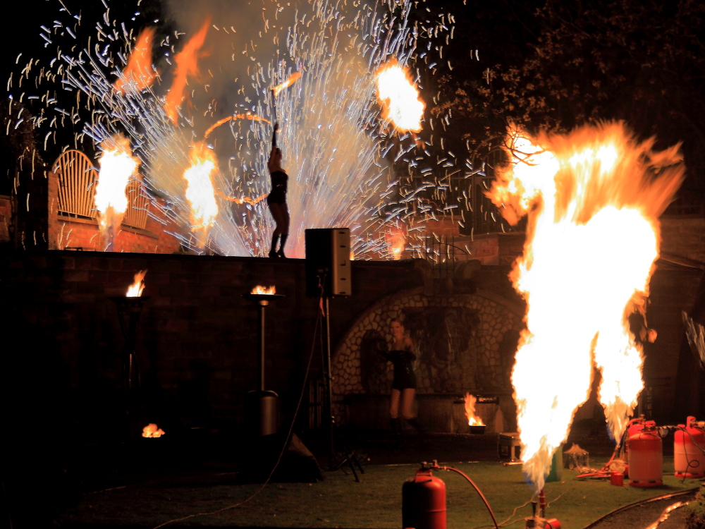 Zwei Frauen spielen mit dem Feuer