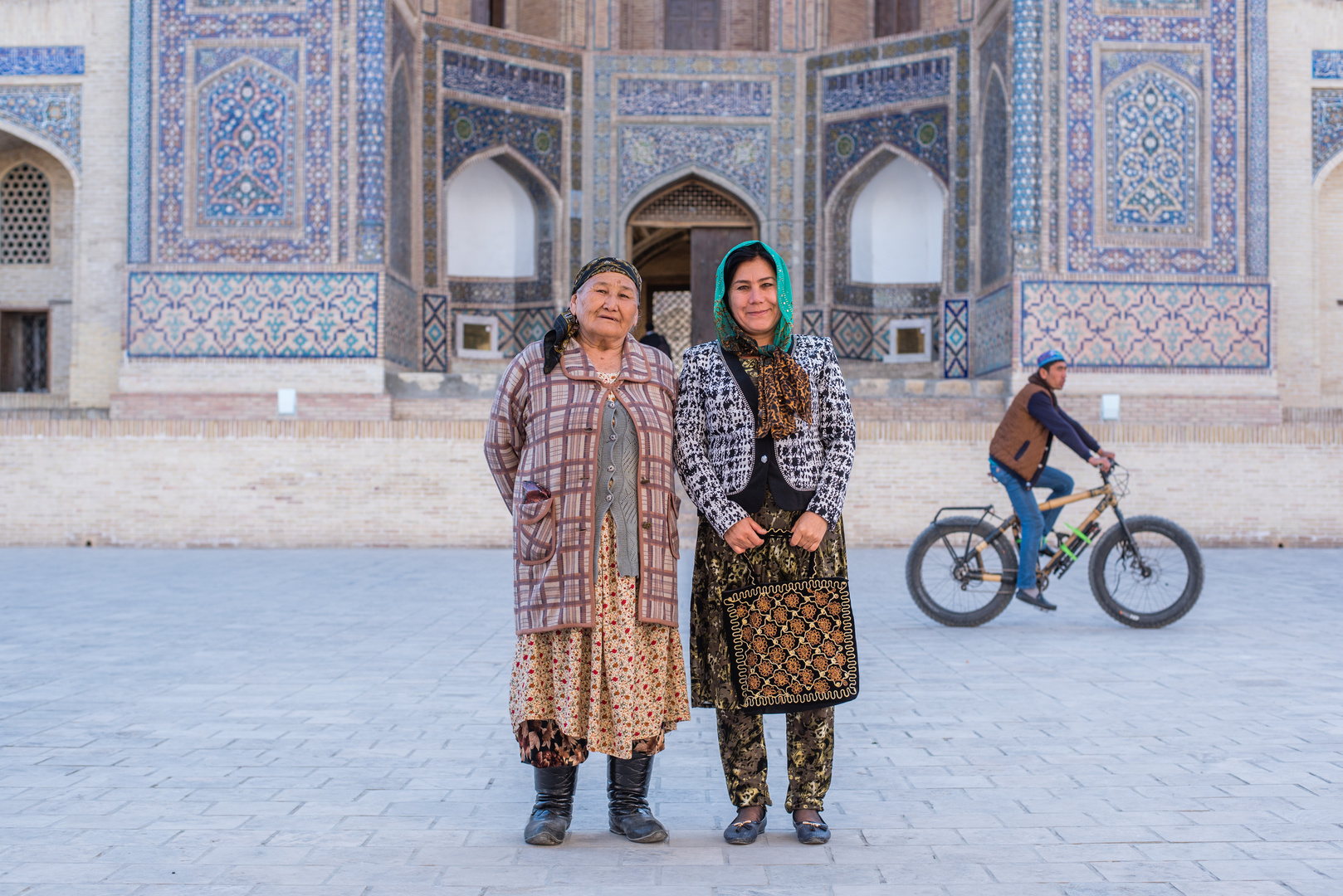 Zwei Frauen vor der Kalon Moschee