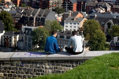 Zwei Freunde auf der Mauer