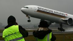 Zwei Freunde beim Spotten DER Singapore Airlines