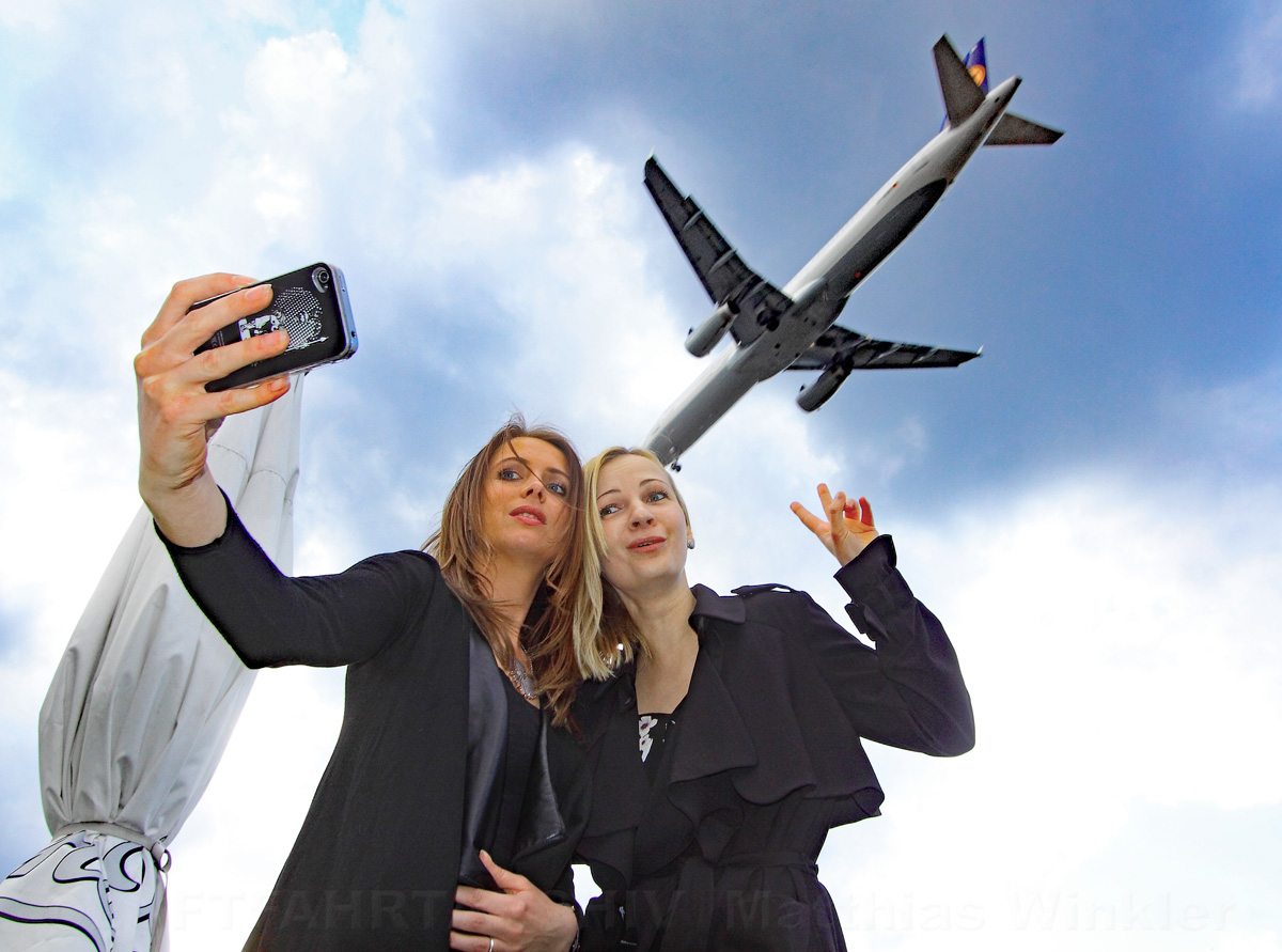 Zwei Freundinnen, ein Überflieger und ein Selfie