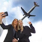 Zwei Freundinnen, ein Überflieger und ein Selfie