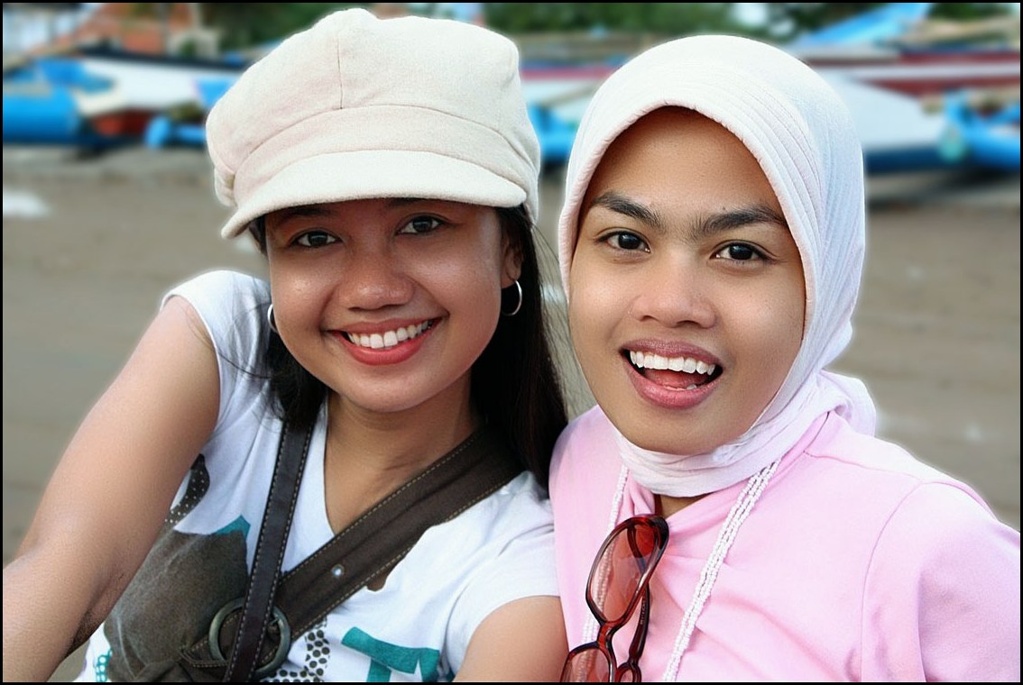 zwei fröhliche Studenten an der Meeresküste Java
