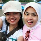 zwei fröhliche Studenten an der Meeresküste Java