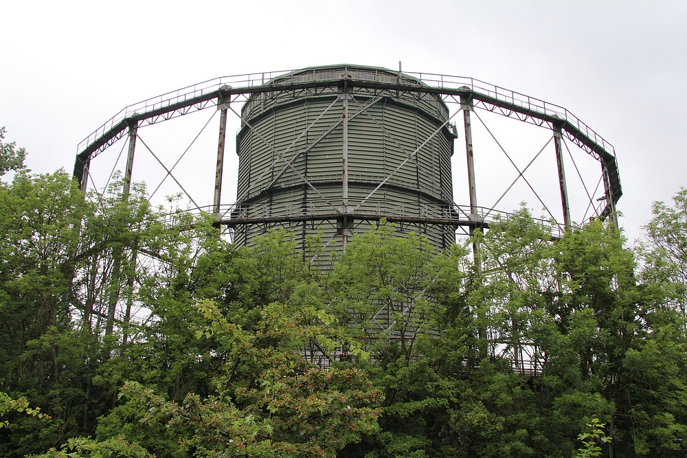 Zwei Gasometer