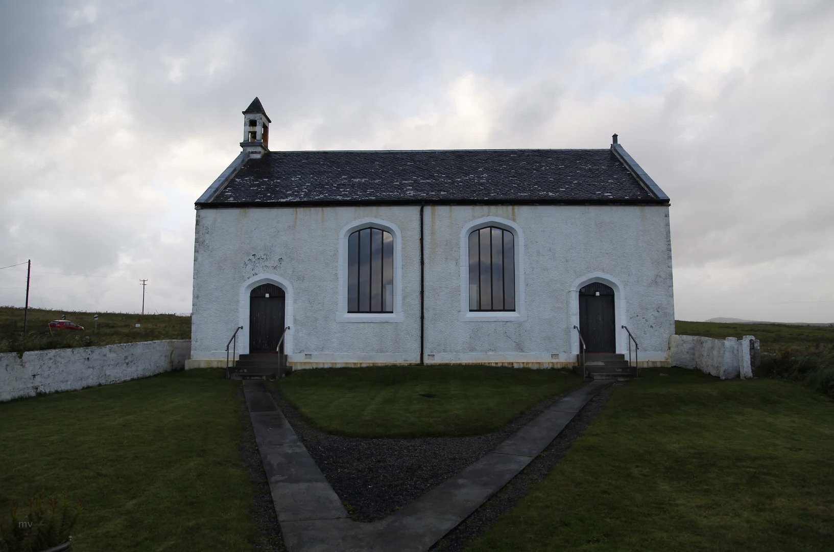 Zwei Gemeinden, zwei Türen, zwei Fenster aber eine Kirche