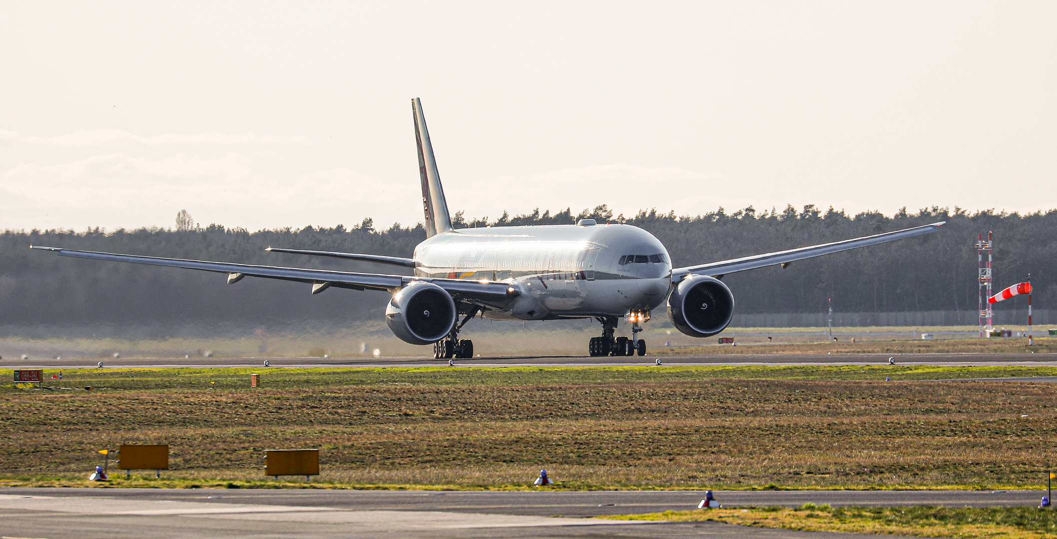 Zwei General Electric GE90-115B  