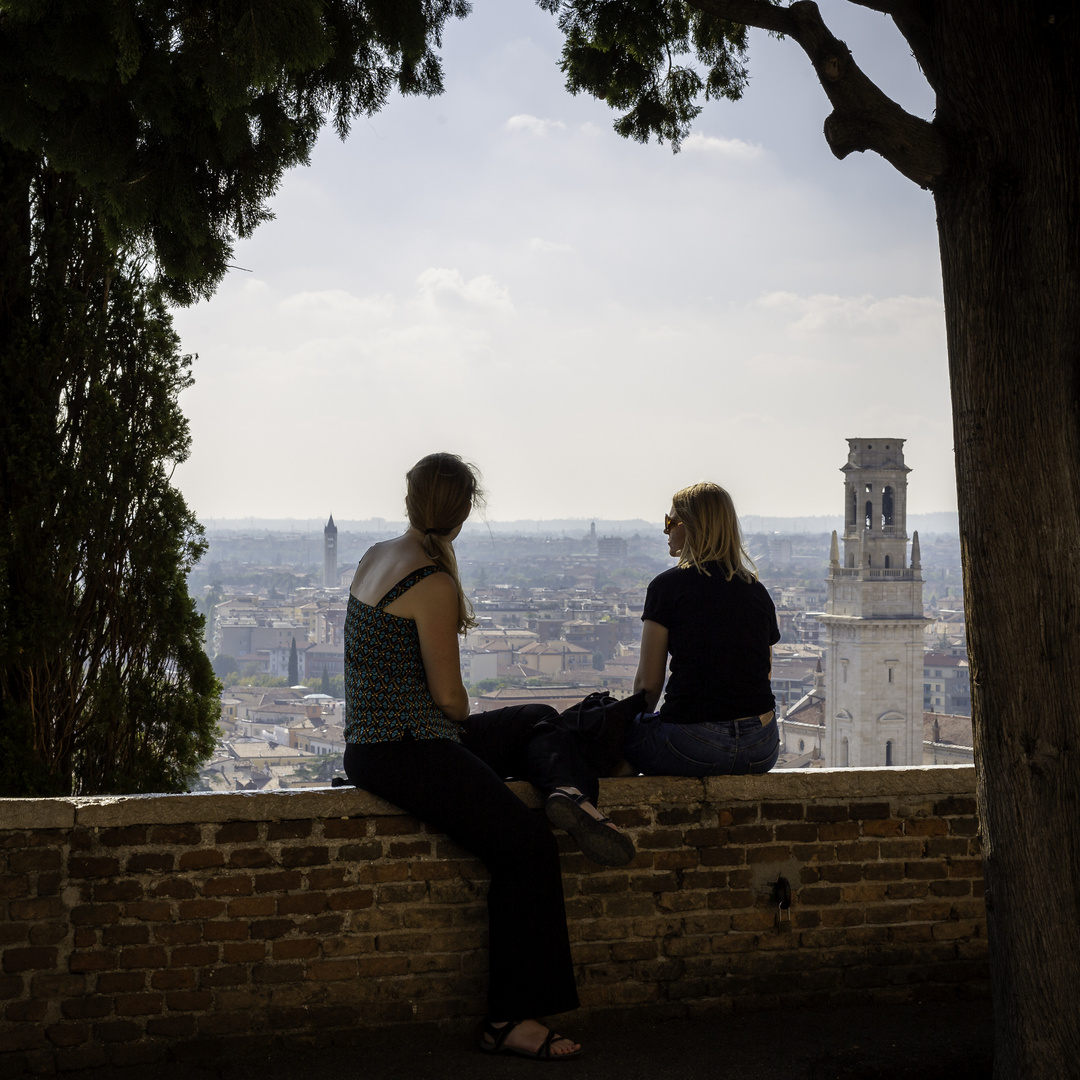 Zwei geniessen den Ausblick