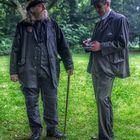 Zwei Gentlemen beim Steampunk-Picknick