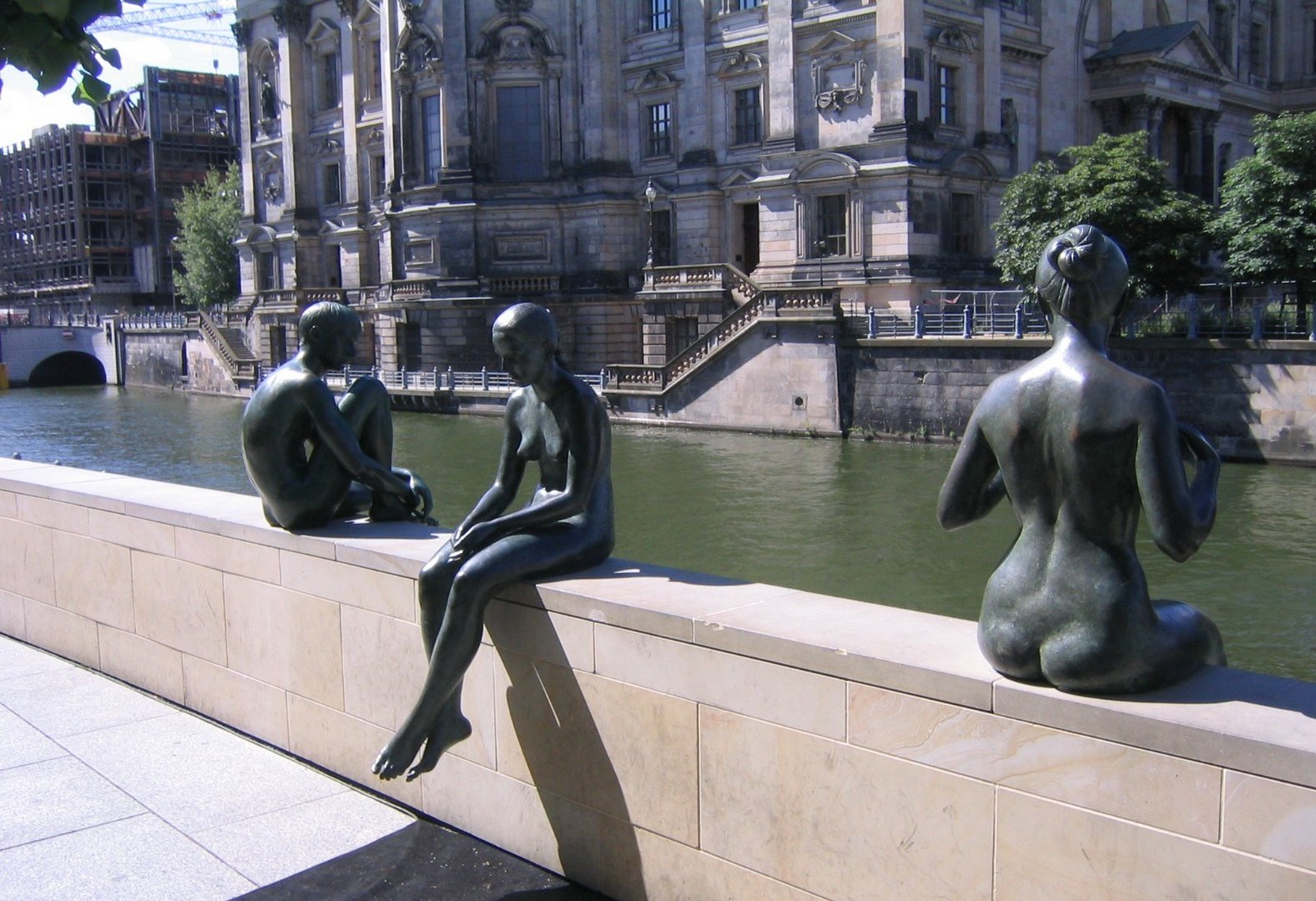 zwei Grazien und ein Jüngling am Ufer der Spree