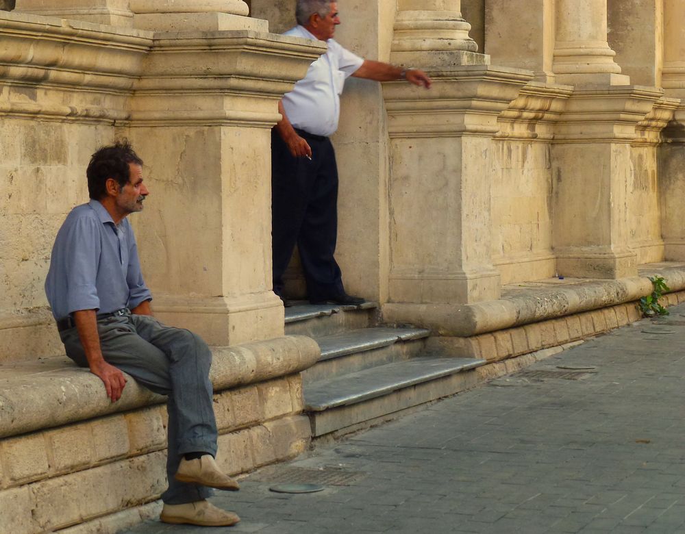 zwei griechische Männer vor einer Kirche in Herakleon Foto & Bild erwachsene, mehrere menschen