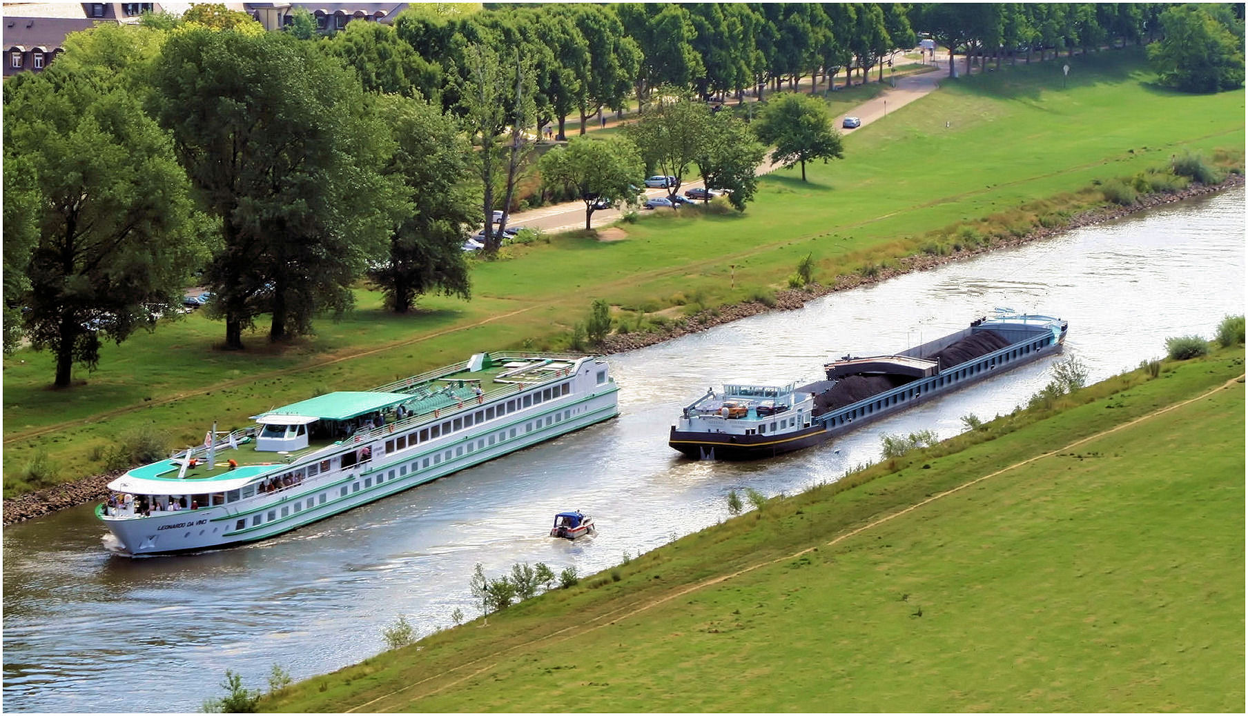 Zwei große und ein kleines auf dem Neckar