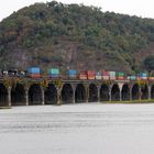 Zwei Güterzüge der Norfolk & Southern beim Überqueren des Susquehanna River , PA, USA