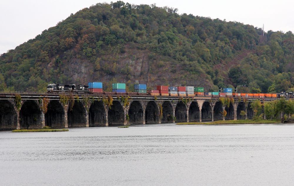 Zwei Güterzüge der Norfolk & Southern beim Überqueren des Susquehanna River , PA, USA