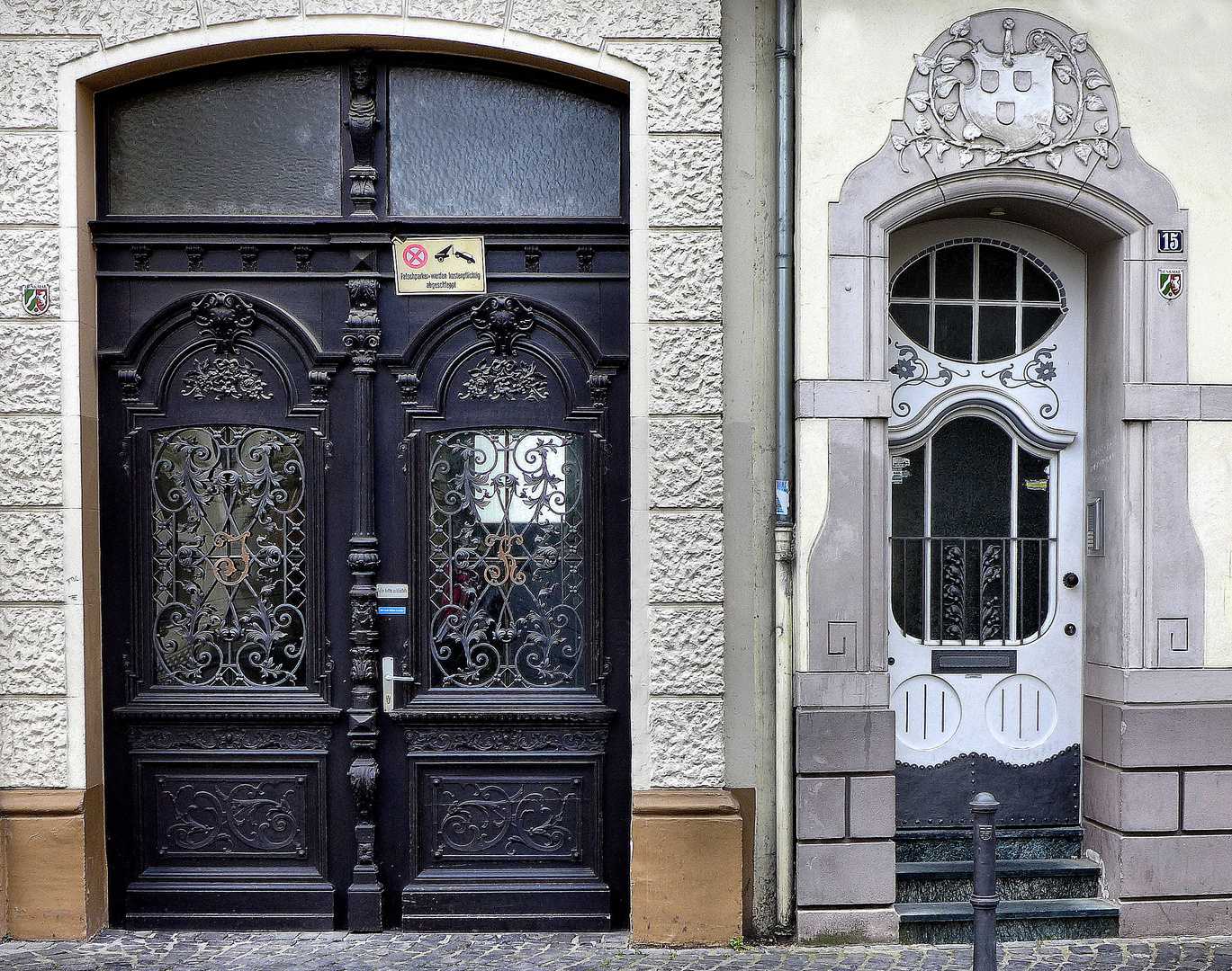 Zwei Haustüren - ein Foto