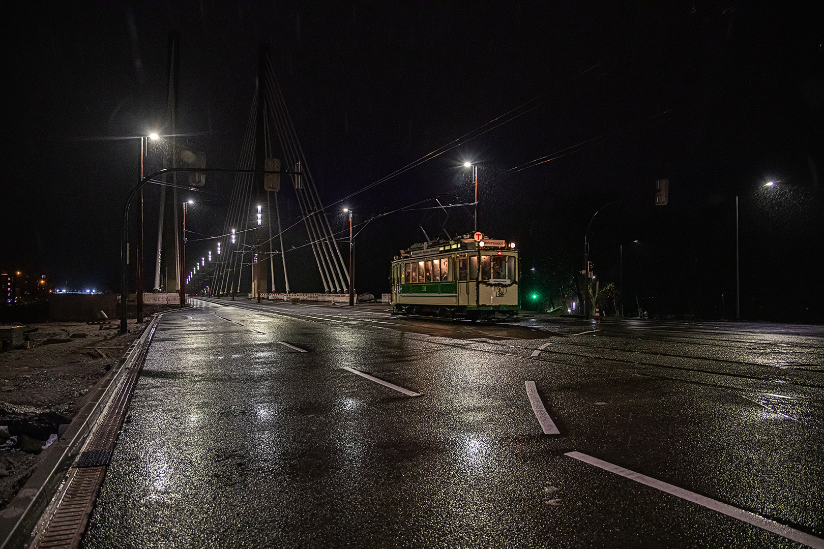 Zwei historische Straßenbahntriebwagen...