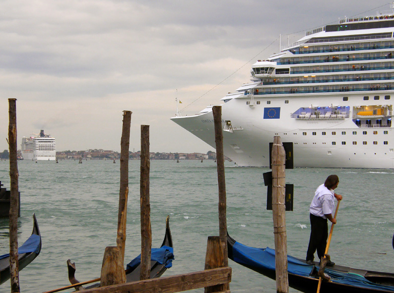 Zwei Hochhaus-Kreuzfahrer in Venedig