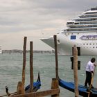 Zwei Hochhaus-Kreuzfahrer in Venedig