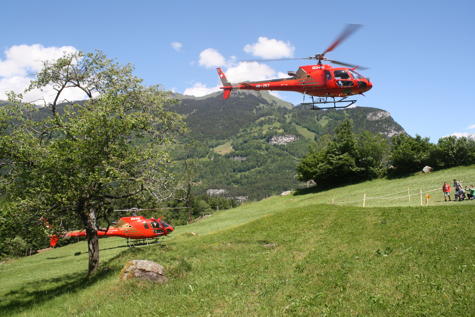 Zwei Hubschrauber der Berner-Oberländer Helikopter AG