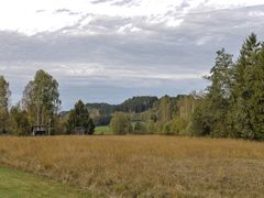 zwei Hütten am See